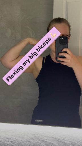 Flexing my big biceps 💪🏻