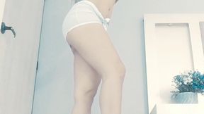 ANG PISANDO ICOPOR DESCALZA ANG STEPPING ON FOAM CUPS BAREFEET