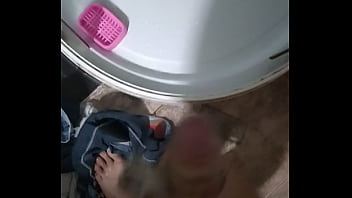 Paja con tanga en la ducha