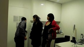 con mi amiga , una noche de trabajo cualquiera con un cliente 1 parte, el resto lo podes seguir viendo en x videos red ( no te lo pierdas )