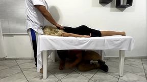 Mi Marido se escondi&oacute_ a bajo de la Cama para Ver si lo Enga&ntilde_aba con el Masajista Que Rico serle Infiel a un Cornudo NTR