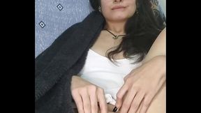 Dia frio pede masturba&ccedil_&atilde_o embaixo da coberta - White Moon