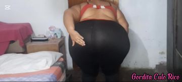 bbw shaking her huge ass in the room.