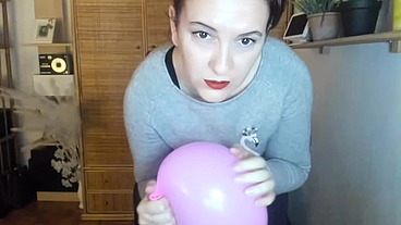 Italian milf hairy pussy plays with balloons pop them and has a long orgasm