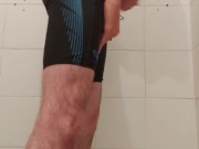 Speedo Boy se pone cachondo en el baño