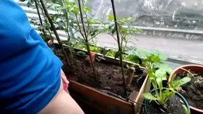 Mi terraza es acristalada y la separación con los vecinos también. Si a eso le sumamos que se me escucha gemir pues... el resultado es este video que podrás ver SÓLO si te haces mi FAN
