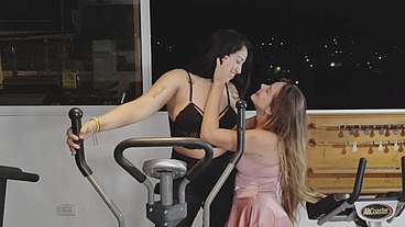 dos calientes putas se follan en el billar