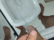 Mijando com minha piroca no banheiro do show da apresentação