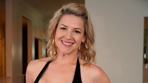 Golden girlfriend Kit Mercer gives a gorgeous blowjob on the knees
