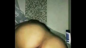 Putita joven se da duro en la banera