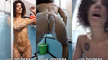Eu tomando banho gravei me exibindo e dançando sem o Jr saber