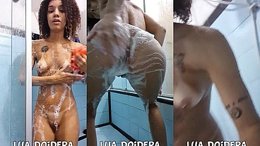 Eu tomando banho gravei me exibindo e dançando sem o Jr saber