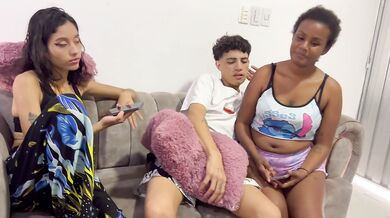 Comparto cama con la mejor amiga de mi novia y esta hace que yo me la folle duro