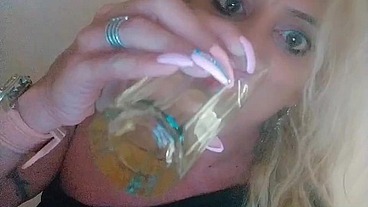 Drinking a glass of pee 👅