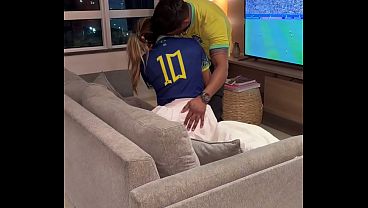 Corno me chamou para ver o jogo e fodi a esposinha safada dele - Personal Pauzudo, fode mais uma vez a casada safada da gataaasp durante o jogo do brasil e o marido corno manso grava tudo