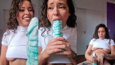Morena gostosa do peito pequeno engolindo uma rola enorme