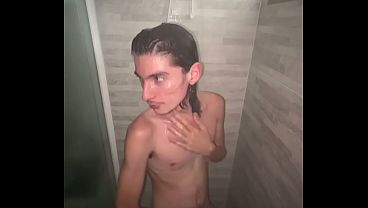 Twink Tomando banho