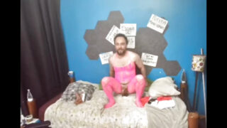 Derin boğaz ve anüs penetrasyonu içeren fetiş içerikli ev yapımı amatör eşcinsel video.