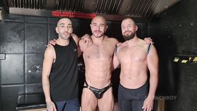 deux beaux espagnols baisent bareback en tenu fetisk dans une backroom de madrid