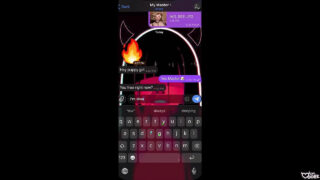 Una chica amateur menuda realmente tiene un orgasmo al follar sola con un consolador anal en un vídeo casero.