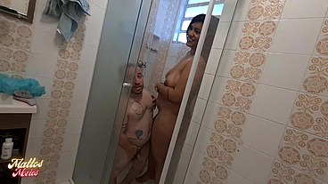 Depois de dar pro anão tomei banho com ele e ele continuou de pau duro