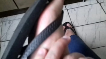 Chinelo Havaianas pretas e meus p&eacute_s. Parte 1