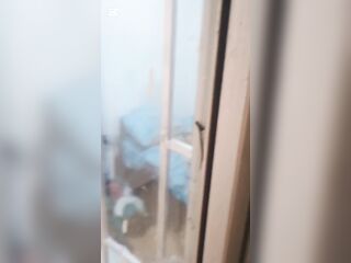 Descubro a mi vecino viéndome por la ventana y lo dejo pasar para follarlo