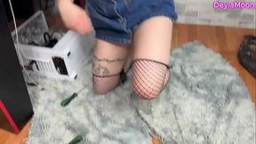 Sexy tech babe wanks big cock to white sperm