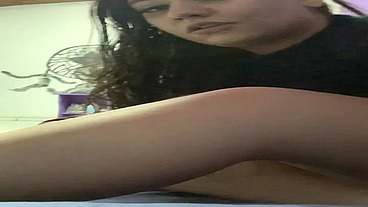 Ninfetinha se exibindo pelada no quarto enquanto a mãe está fora