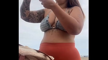 Tô_ na praia e já_ estou inchada e molhadinha pronta pra leva rola