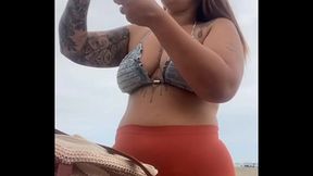T&ocirc_ na praia e j&aacute_ estou inchada e molhadinha pronta pra leva rola