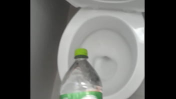 Garrafinha cheia de &aacute_gua punheta