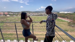 Mi hermanastro me dice que se la chupe en el balcón de la casa y follamos bien rico