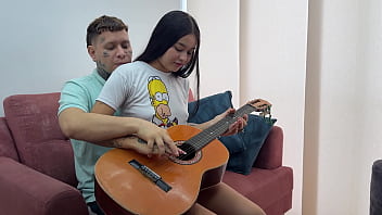 Le ense&ntilde_o a mi peque&ntilde_a hermanastra a tocar el &oacute_rgano y me corro rico en ella.