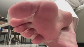 The moment the beautiful Asian goddess burst the cherry with her toes, the stupid loser's brain was no longer controlled and stuck out her tongue to lick it.