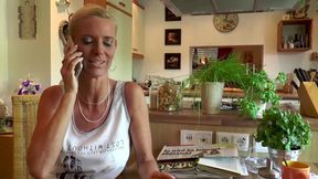 Blonde Milf fickt mit dem Elektriker