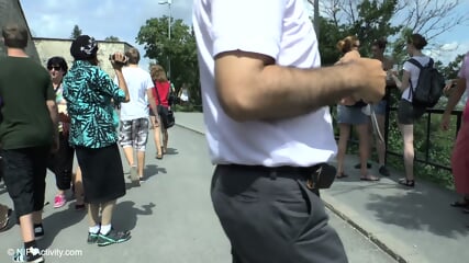 Lucie zeigt ihre geile Fickspalte n Public 1