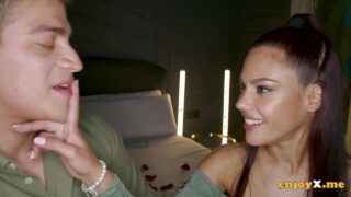 Blowjob, sædsprut, trekant, munnsex, ansiktsitting, gruppesex &#8211; hardcore video av brunette-petite Apolonia Lapiedra og Talia Mint som blir analt knullet av Jason Carrera