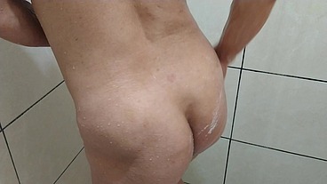 Atleta de fisiculturismo feminino tomando banho !!!