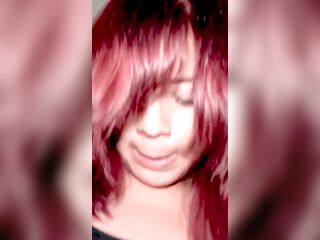 Brunette hair with pearly hair, drilled and finishing on her face