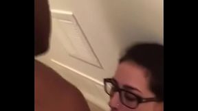 Fumandose un tabasco mientras se le chupan la verga