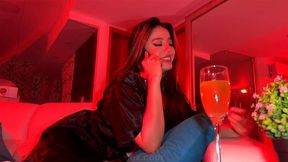 With a red atmosphere, my glass of champagne and cell phone I entertain myself on call