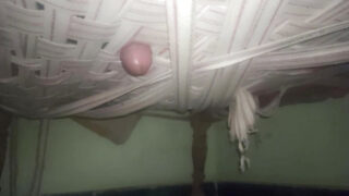 Detailní záběr videa amatérských indických kluků, kteří jim šukali velký penisy do zadku