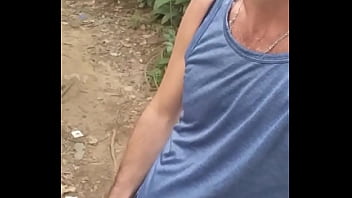 Dando um mij&atilde_o no mato.