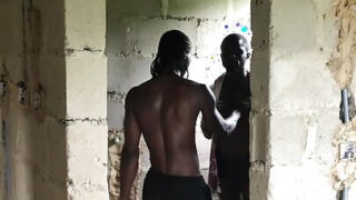 若いアジアのトゥインクは、熱い自家製アナルセッションでBBCを生で受け入れます