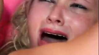 Garota loira fazendo sexo anal