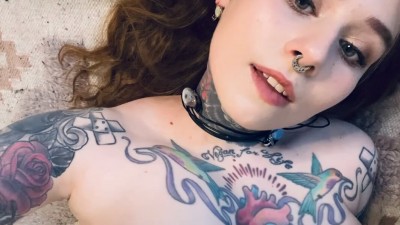 Sexy Tattoo Babe fucks hard on the Carpet!