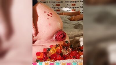 Gummi bears anal insertion whit sweet prolapse.