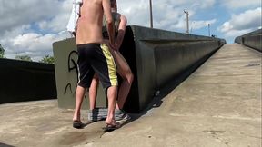 ESTAVA FAZENDO UMA PUTARIA NA PASSARELA, QUANDO PASSOU UM ESTRANHO E QUIS ME FUDER TBM. GANHEI LEITADA DUAS VEZES.