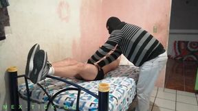 COSQUILLAS A ANDRE ATADO EN LA CAMA